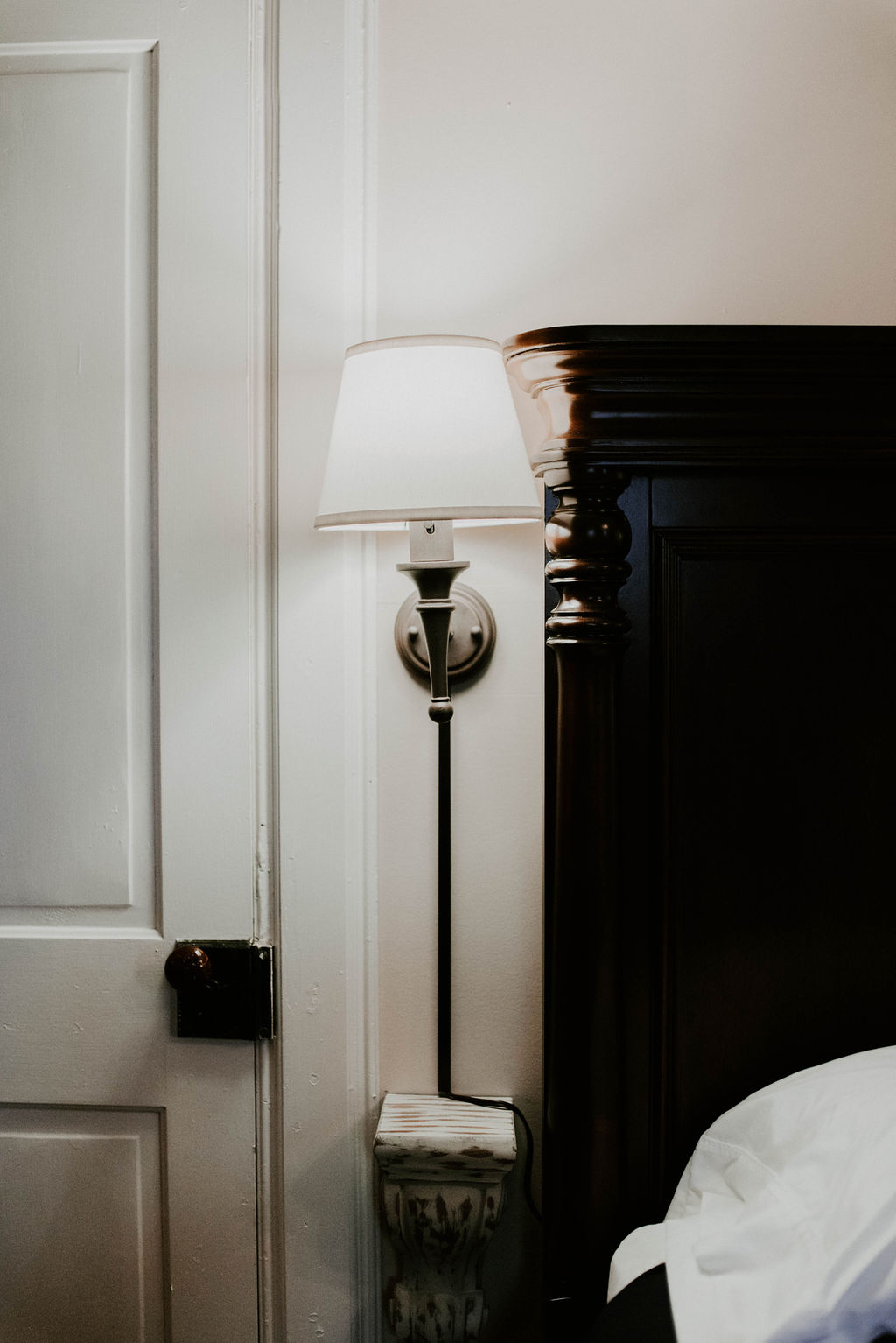 Bedside light next to the Motter king size bed