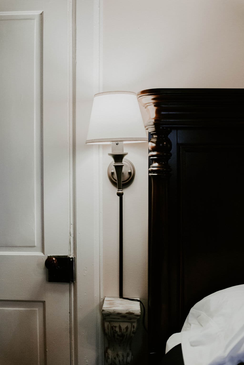 Bedside light next to the Motter king size bed