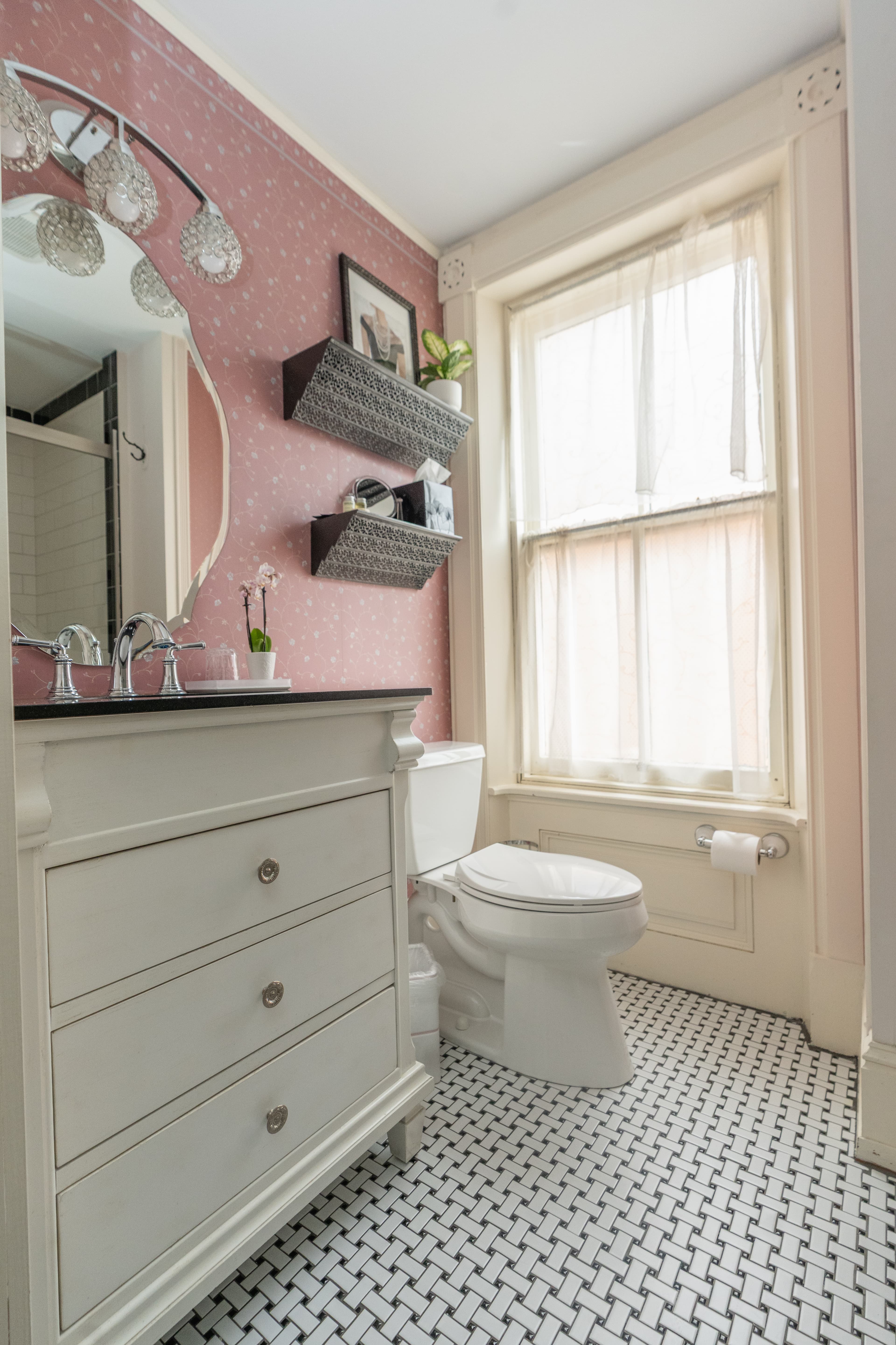 Elizabeth Room en-suite bathroom with black and white floor tiles, white vanity with black marble top