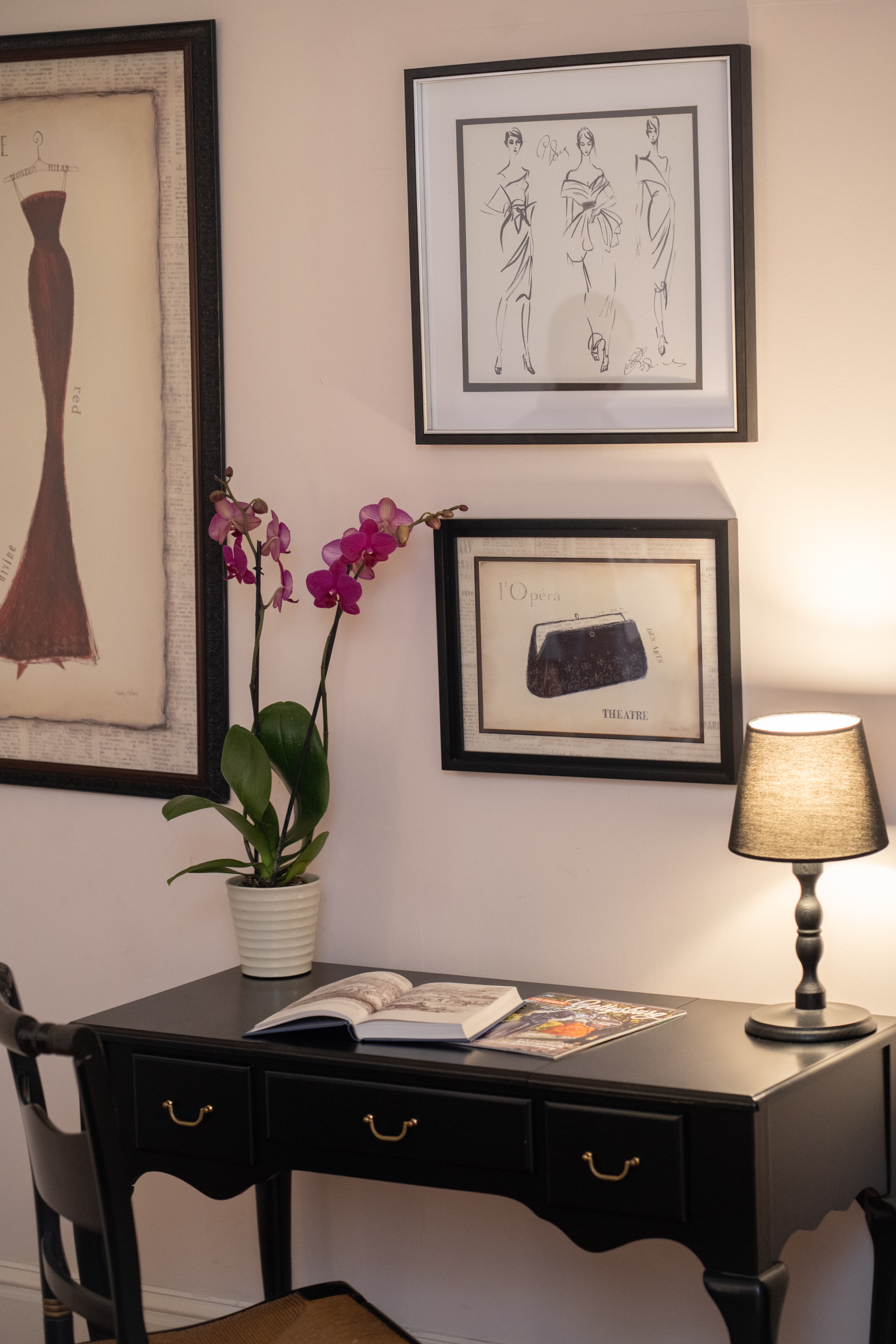 Elizabeth Room black desk with magazine, with chair and lamp